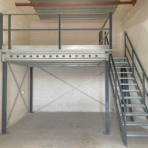 Mezzanine avec escaliers et point de transfert - 10 m² - Stockage
